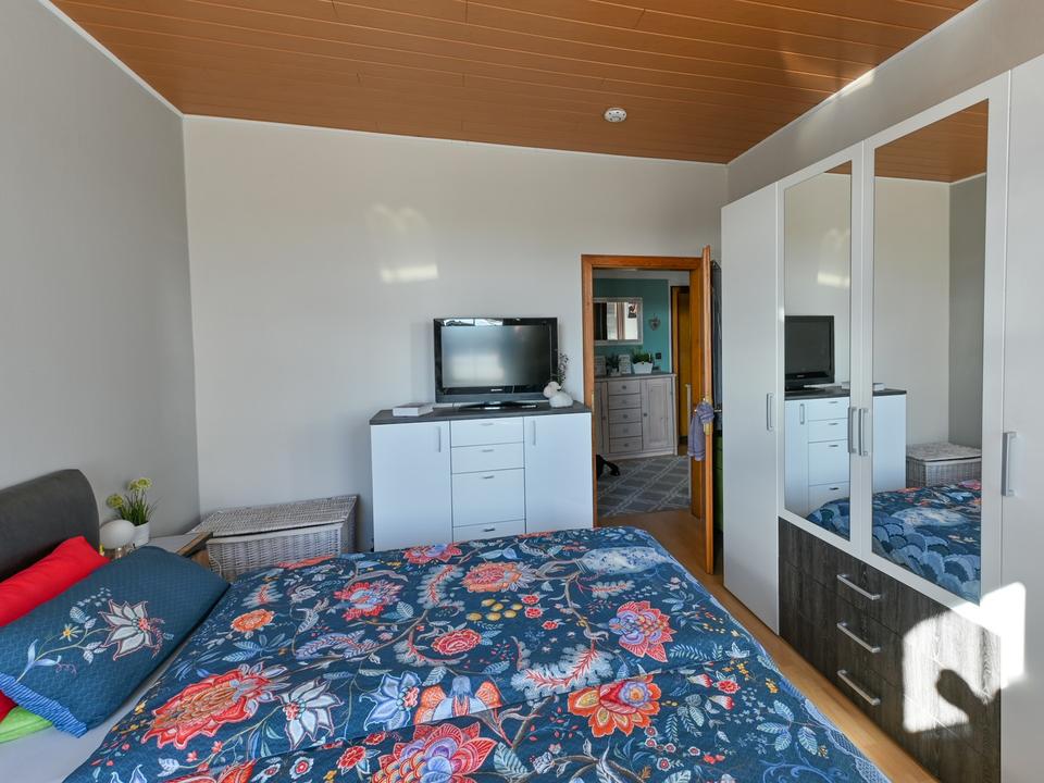 3-Zi.-Whg im 1. OG – günstig erneuerbar beheizt, ohne Garten, im Grünen – Bild 10