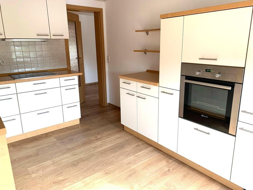 hübsche 3-Zimmer DG Tip-Topmit Kü mit Einbauküche, Bad (Wanne u. Dusche) – Bild 2