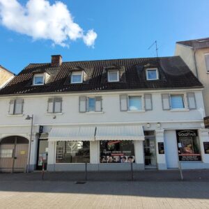 Vollvermietetes Mehrfamilienhaus (10 Wohnungen und 2 Ladenobjekte) mit Ausbaupotenzial