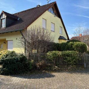 Familienfreundliche Doppelhaushälfte mit Garten, Sauna, Studio und Keller in Stegaurach