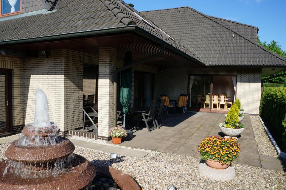 Großzügiges Einfamilienhaus mit Garten, Doppelgarage & vielseitigen Nutzungsmöglichkeiten – Bild 3