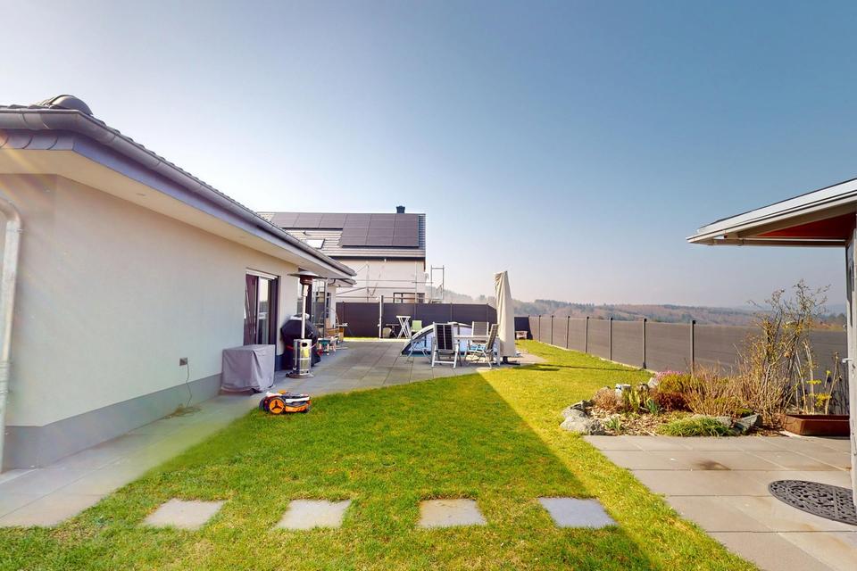 Barrierearmer Bungalow mit 7 Zimmern, KNX-System, Pool und hochwertigster Ausstattung – Bild 3