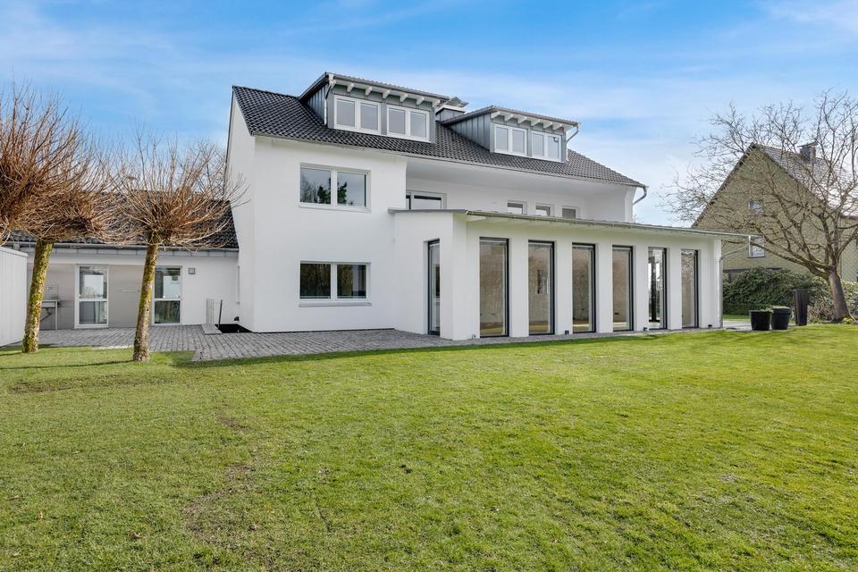 Großzügiges Einfamilienhaus mit 385 m² Wohnfläche und großem Grundstück in Halver – Bild 2