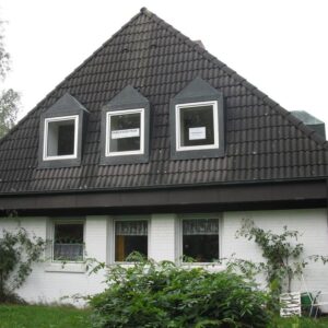 Großes Wohnhaus ehemals Pfarrhaus