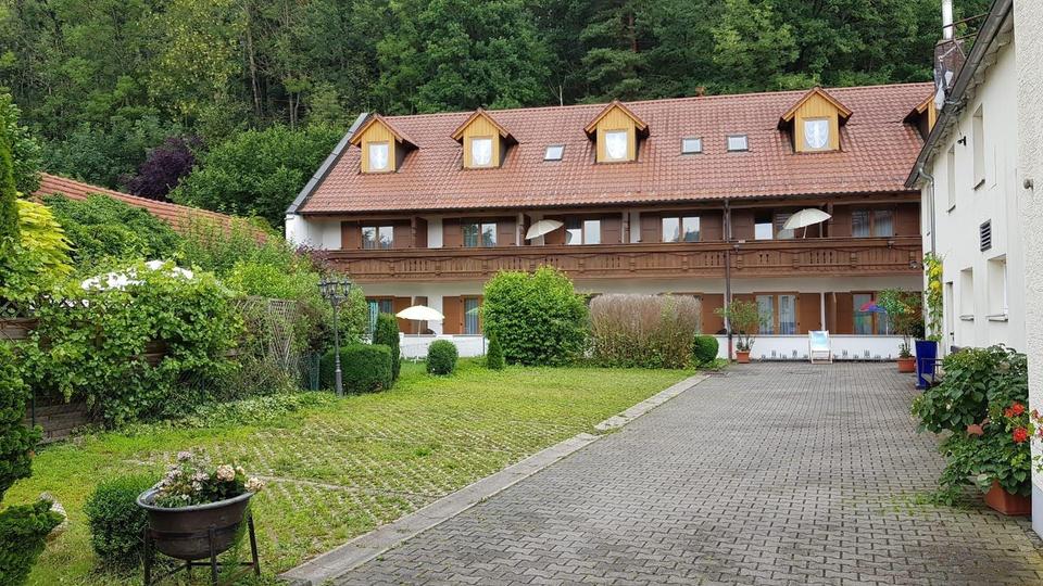 Pension 19 Zimmer, Gasthaus, Biergarten & Betreiberwohnung, Umwandlung "Gewerbe für Wohnen" – Bild 5