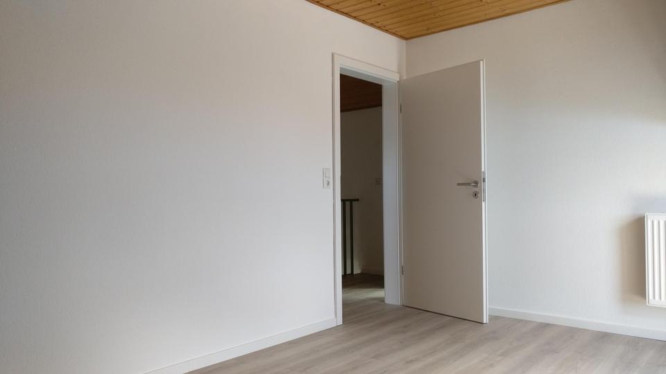 Charmante, Licht-durchflutete 3-Zimmer Maisonette-Wohnung mit großem Balkon und 2 Stellplätzen – Bild 11
