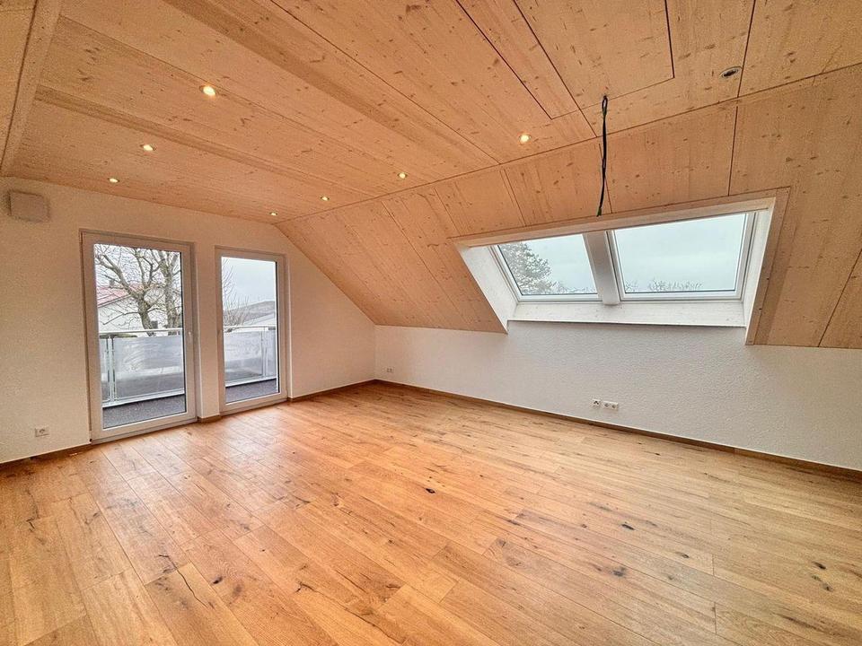 Lichtdurchflutete 2-Zimmer Dachgeschoss Wohnung in Öpfingen.