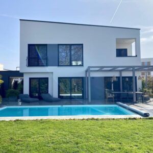 Moderne Stadtvilla mit Pool in Waldrandlage