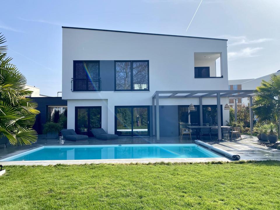 Moderne Stadtvilla mit Pool in Waldrandlage