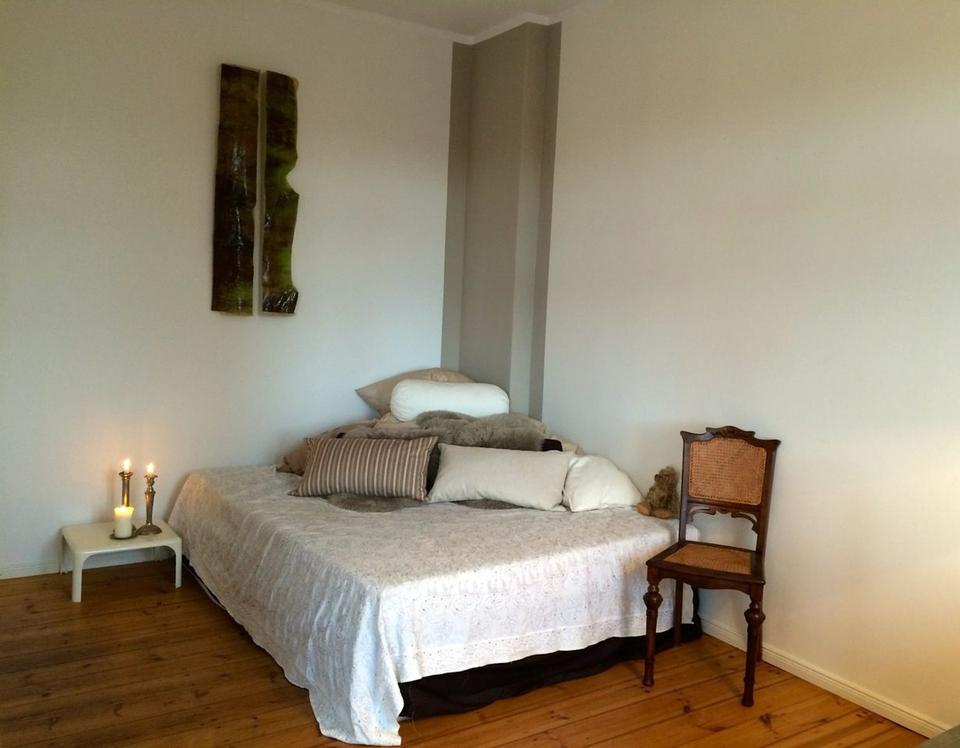 Liebevoll möblierte Altbauwohnung (Gründerzeit) mit 2 Balkonen auf Zeit - Mietende 30.04.2027 – Bild 2