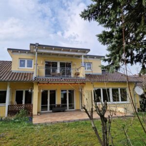 Ein großes Haus im ruhigen Ortskern