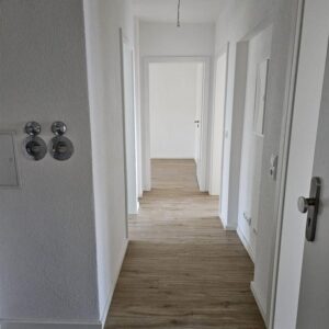 Erstbezug nach Kernsanierung: Helle 3-Zimmer-Wohnung in Mehrfamilienhaus (Grunderneuert)