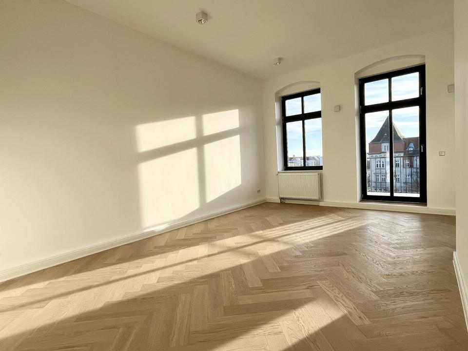 3-Zimmer-Altbau mit Weitblick | 2 Balkone | EBK | Aufzug | top Anbindung – Bild 2