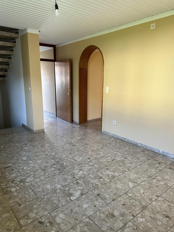 Geräumiges Einfamilienhaus mit schönem Naturgarten und Einzelgarage – Bild 11