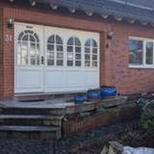 Frisch sanierte Dachgeschosswohnung mit Klimatisierung und Balkon am Ortsrand