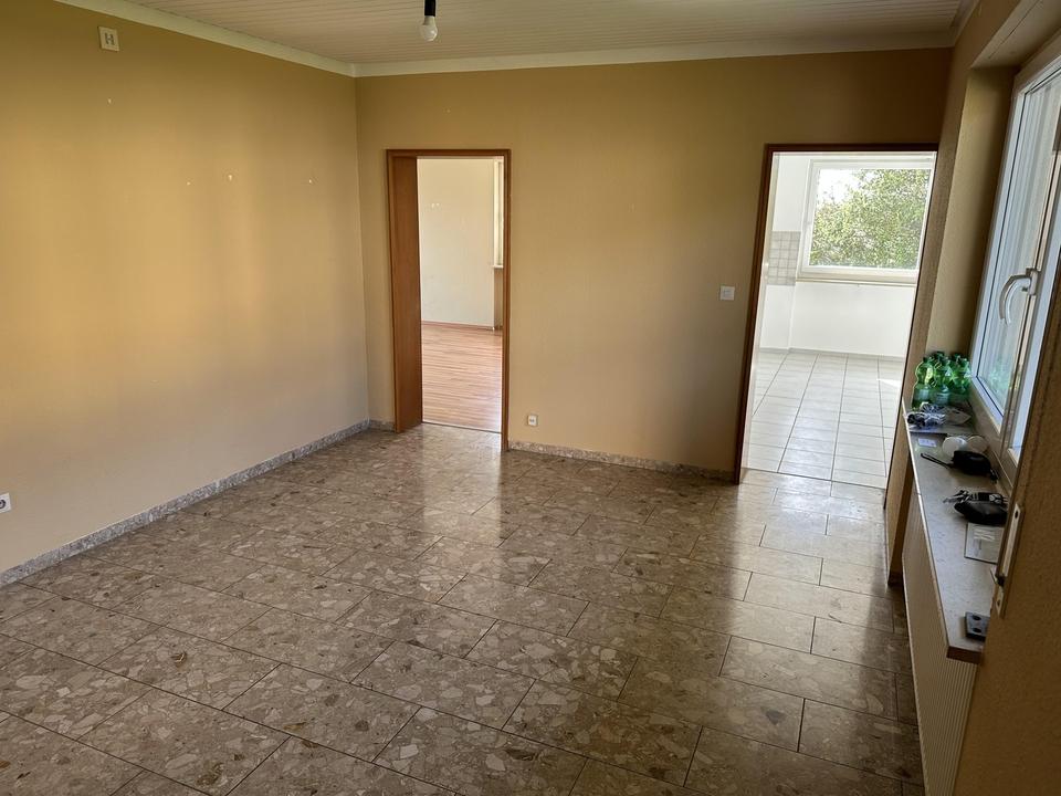 Geräumiges Einfamilienhaus mit schönem Naturgarten und Einzelgarage – Bild 12