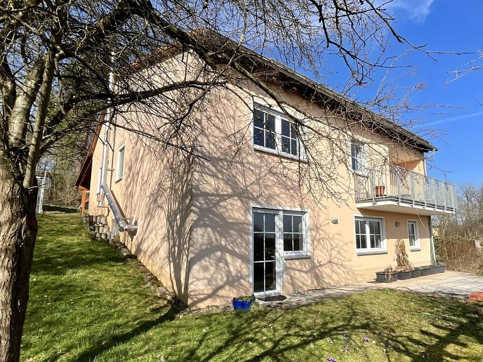 Großzügiges Ein- bis Zweifamilienhaus mt 8.197 qm Grund, PV-Anlage, Wald und Panoramablick – Bild 2