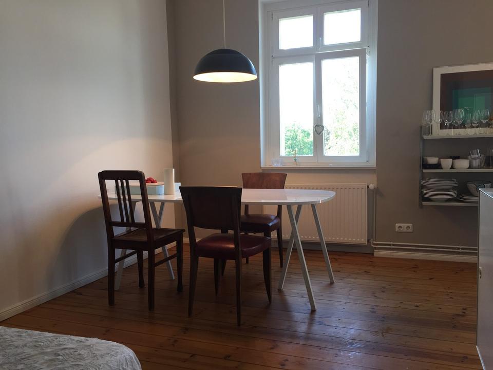 Liebevoll möblierte Altbauwohnung (Gründerzeit) mit 2 Balkonen auf Zeit - Mietende 30.04.2027 – Bild 3