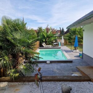 Haus mit Pool und Garten