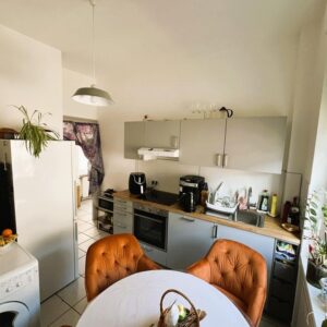 3-Zimmer-Wohnung in Stilaltbau mit EBK (WG möglich)