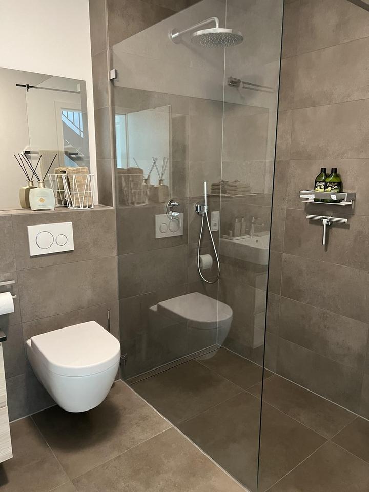 Neuwertiges Einfamilienhaus mit schönem Garten in privater Anliegerstraße – Bild 9