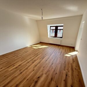 Lichtdurchflutete 3-Zimmer-Mansardwohnung im denkmalgeschützten Altbau – frisch saniert mit 69 m²