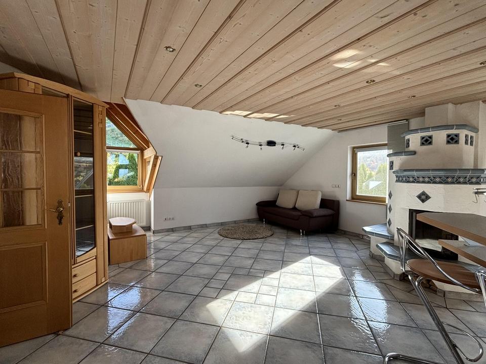 Charmante 3-Zi.-Whg. im DG mit offener Küche, Kachelofen, Carport – Bild 3