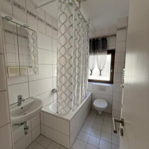 Sonnige und gut geschnittene 3 Zimmer Wohnung mit Balkon und tollem Ausblick