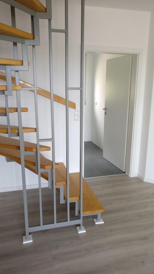 Charmante, Licht-durchflutete 3-Zimmer Maisonette-Wohnung mit großem Balkon und 2 Stellplätzen – Bild 7