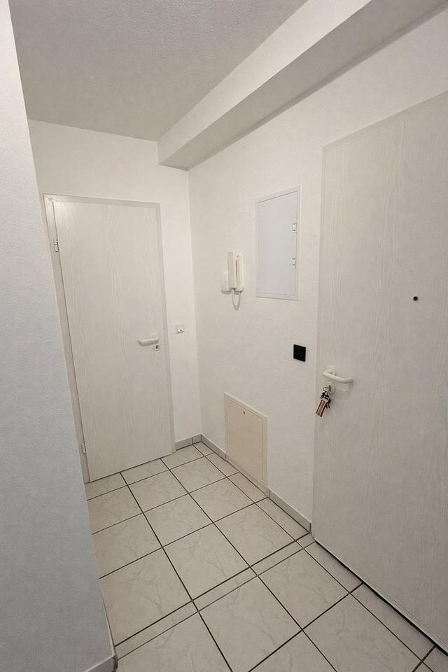 Modern wohnen: 2-Zimmer-Wohnung mit Balkon, Aufzug, Carport & Einbauküche – Bild 4