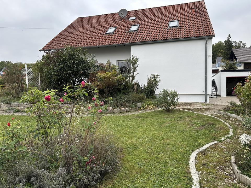 Geräumiges Einfamilienhaus mit schönem Naturgarten und Einzelgarage – Bild 22