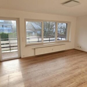 Frisch revorierte 2 Zimmer Wohnung mit Balkon und Stellplatz sofort bezugsbereit