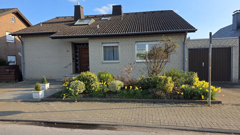 Großes Zweifamilienhaus in zentraler Lage von Bedburg