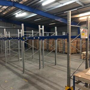 Gewerbegrundstück mit Lagerhallen und Bürogebäude