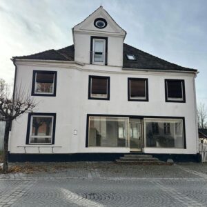 Zentrales Wohn- und Geschäftsgebäude mit Gewerbehalle und PV-Anlage