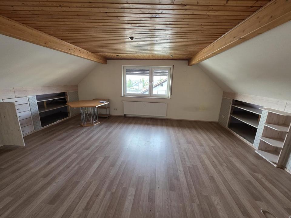 Frisch sanierte Dachgeschosswohnung mit Klimatisierung und Balkon am Ortsrand – Bild 2