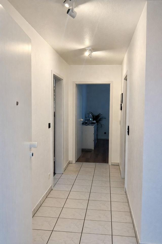 Modern wohnen: 2-Zimmer-Wohnung mit Balkon, Aufzug, Carport & Einbauküche – Bild 2