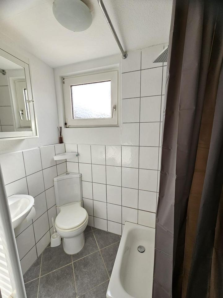 Charmante 2-Zimmer-Dachgeschosswohnung mit Einbauküche in ruhiger Lage von Gießen – Bild 3