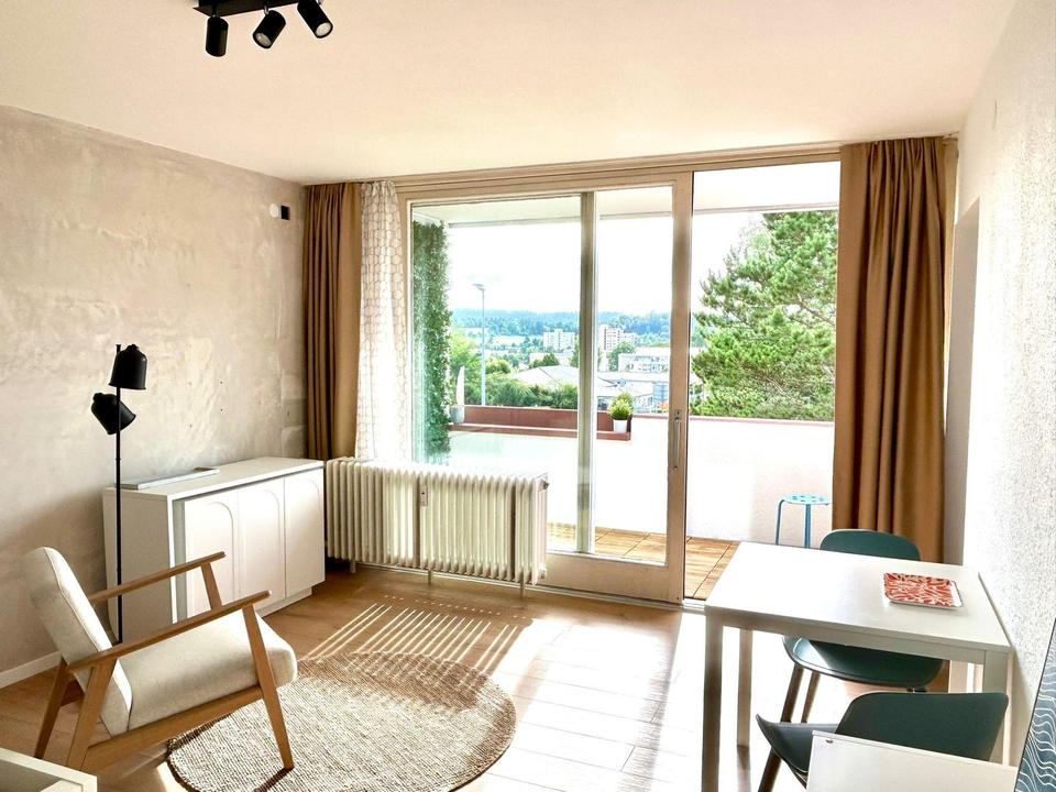 Möbliertes Pendler Apartment mit Balkon und neuer Küche