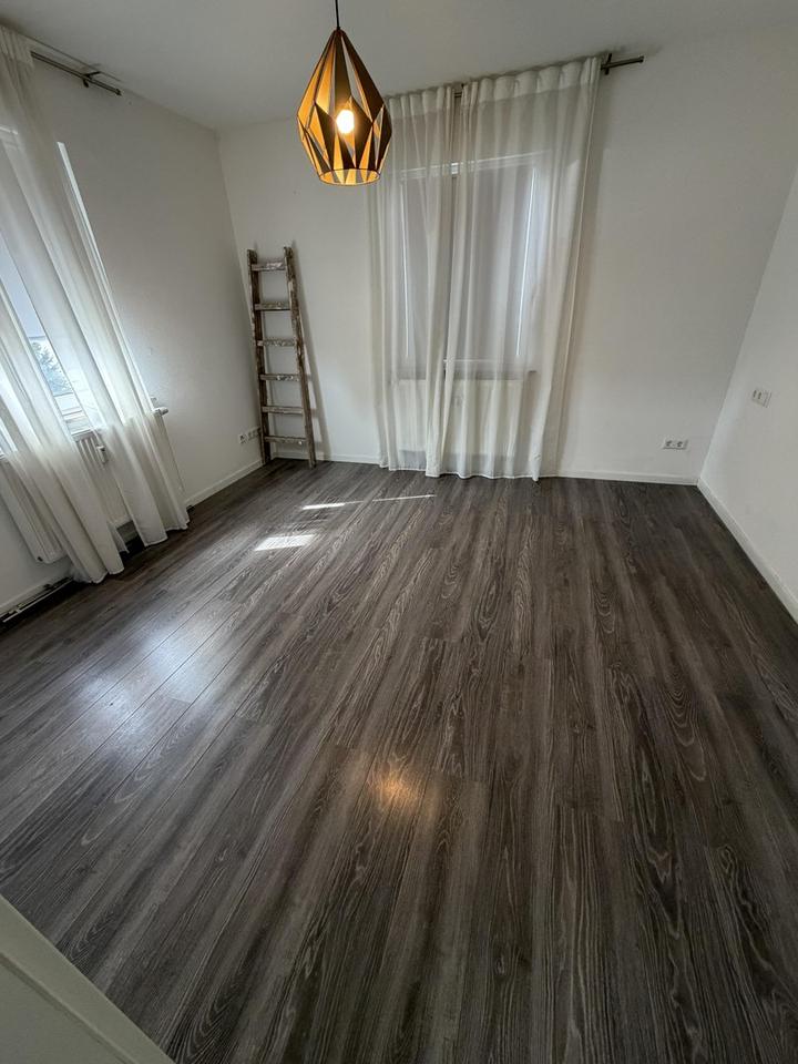 Helle freundliche 2 Zimmer Wohnung mit Einbauküche und Garten