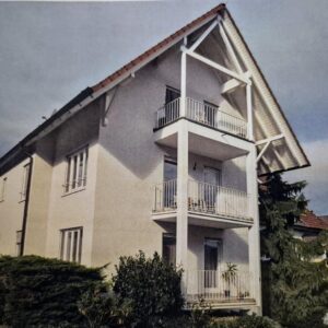 Ihre grüne Oase mit Fernblick: 2 Zimmer, Balkon & 2 Stellplätze