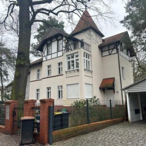 Wannsee-Villa: DG-Wohnung mit Kamnin, Holzbalken, Teilseeblick & Balkon /EBK/79m2/ab 01.05.2026