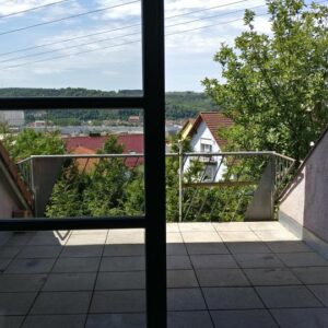 Charmante, Licht-durchflutete 3-Zimmer Maisonette-Wohnung mit großem Balkon und 2 Stellplätzen