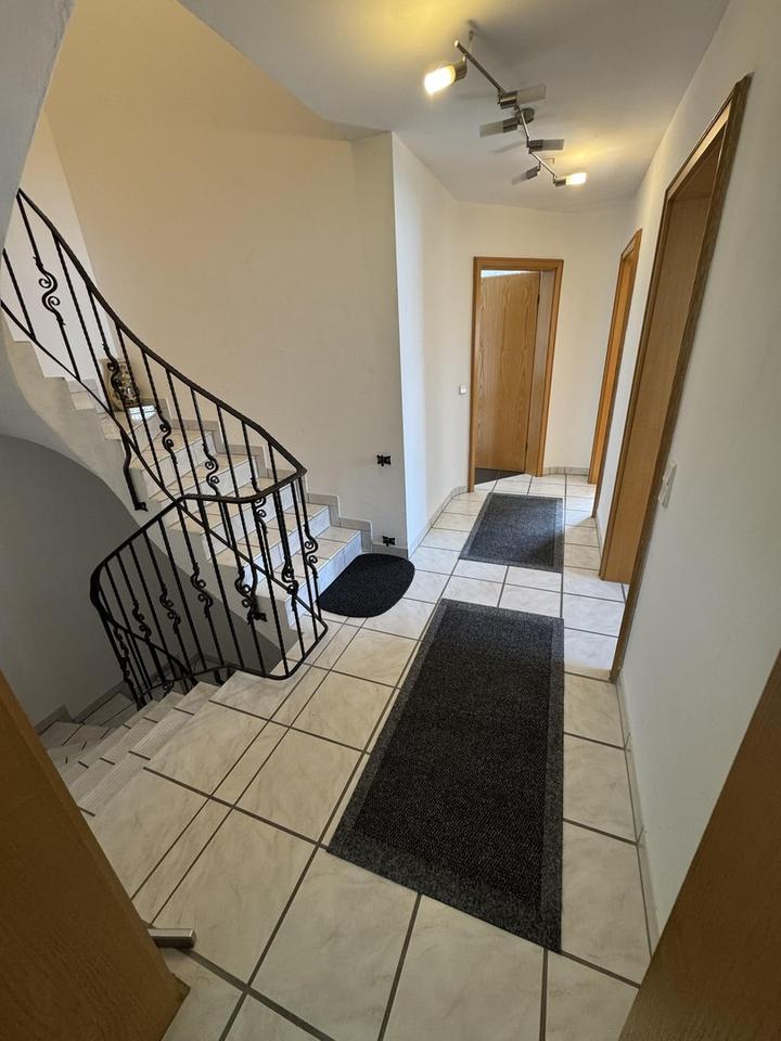 Platz für die ganze Familie! Traumhafte Doppelhaushälfte mit Blick ins Grüne – Bild 14