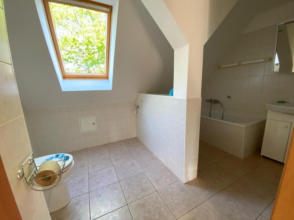 Renovierte Dachgeschosswohnung in ruhiger Lage – Bild 2