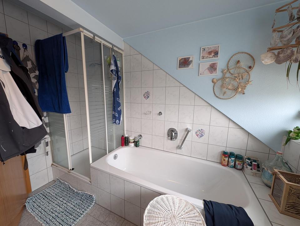 Ohne Provision - Ansprechende DG-Wohnung mit Balkon, Stellplatz & Tageslichtbad – Bild 2