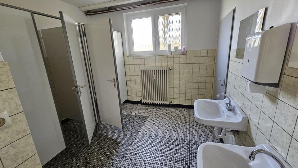 Firmenhalle / Industriehalle mit Bürotrakt – Bild 35