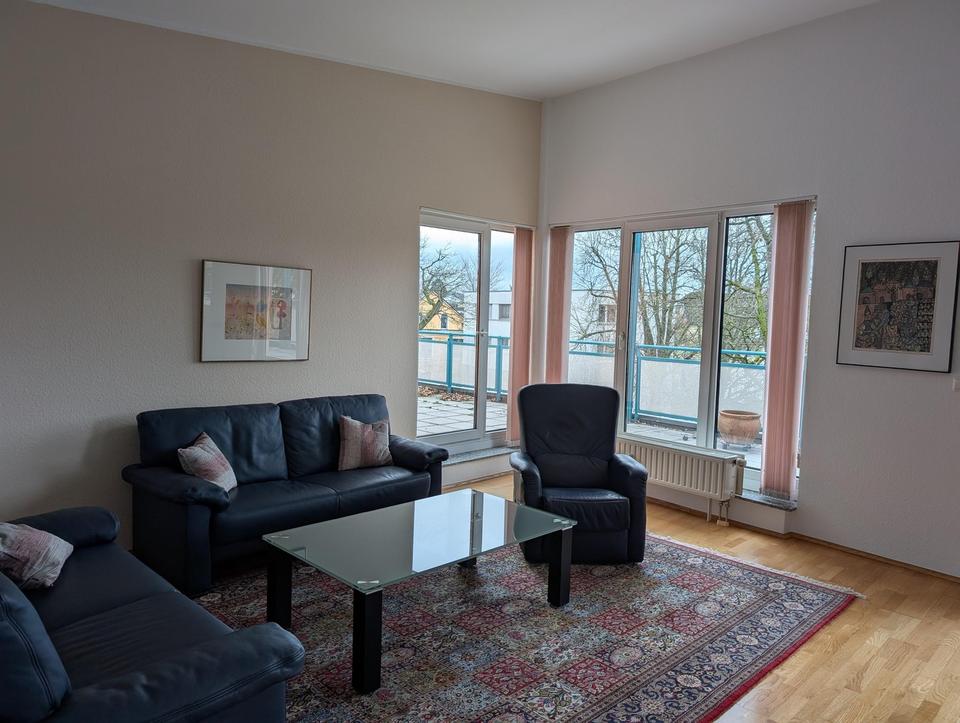 Lichtdurchflutete Wohnung mit großer Dachterrasse in zentrumsnaher Lage von Privat – Bild 2