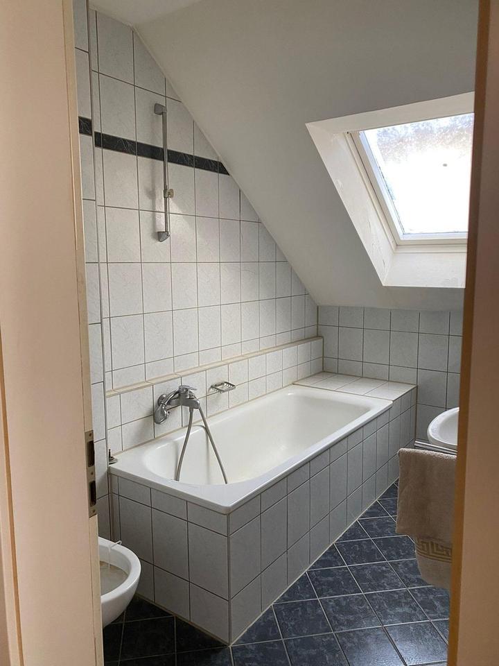 Charmante 1-Zimmer-Dachgeschosswohnung mit Balkon & Tiefgarage – Bild 5