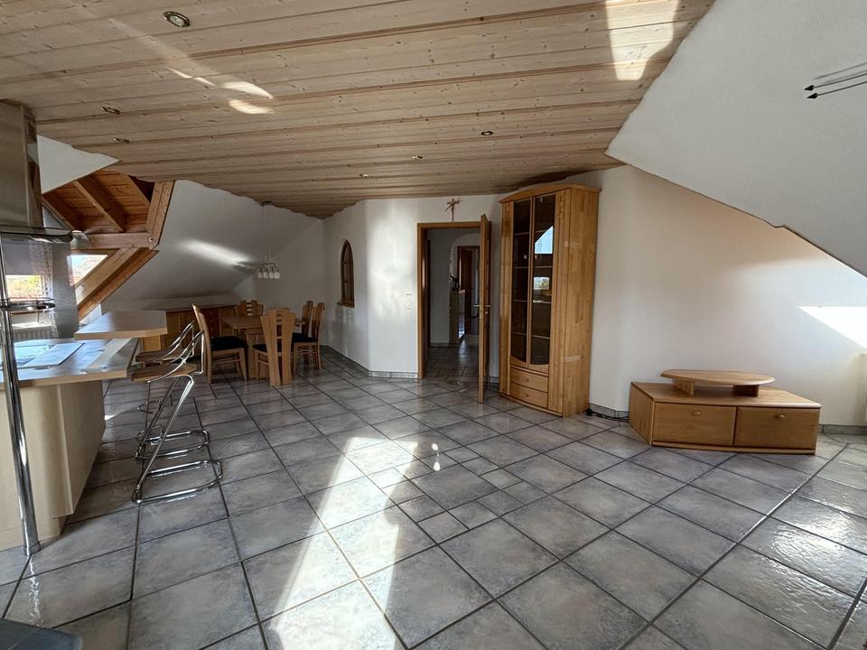 Charmante 3-Zi.-Whg. im DG mit offener Küche, Kachelofen, Carport – Bild 4